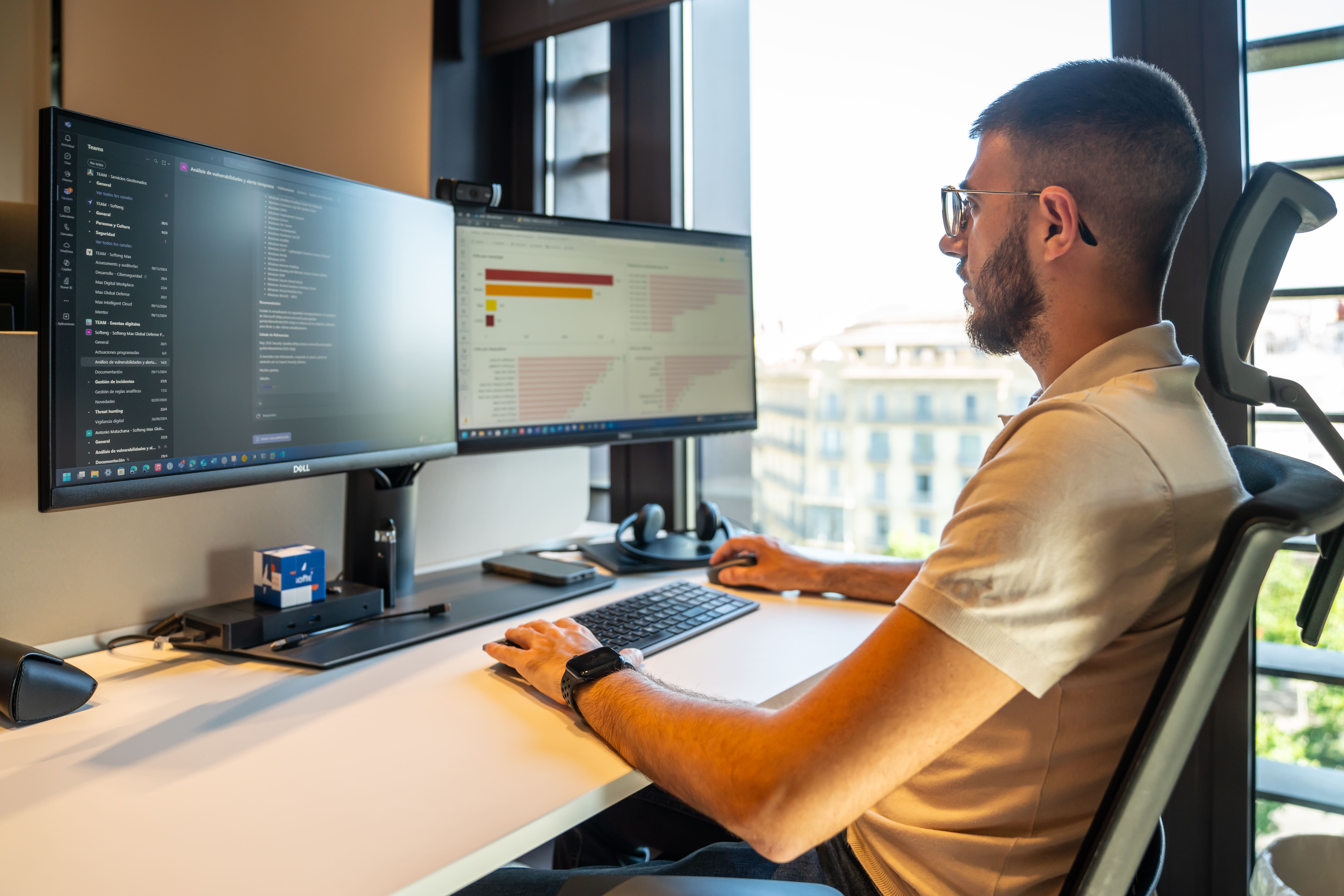 Servicios de ciberseguridad para empresas Especialista de Softeng trabajando en la entrega de servicios de ciberseguridad en entornos cloud.