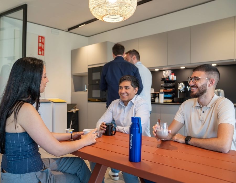 Personas de Softeng conversando en la cantina de la oficina en Barcelona