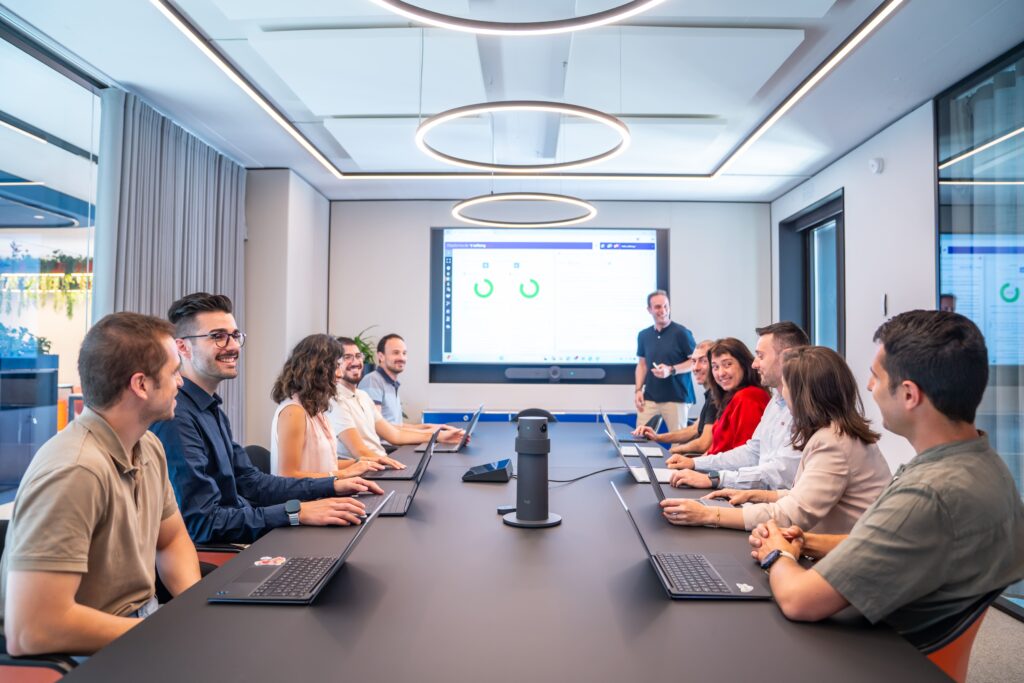 Equipo de Softeng trabajando en la oficina, reflejando su compromiso como consultora especializada en soluciones Microsoft