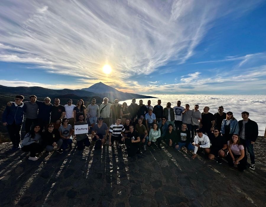 El equipo de Softeng en un viaje que realizaron a Tenerife por el 25 Aniversario de la empresa.
